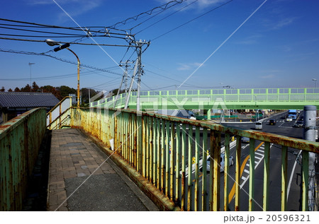 青空の下 世代交代する歩道橋　狐塚こんこん橋 20596321