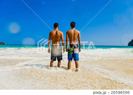 海を見つめる二人の男性 友達の写真素材