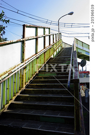 老朽化する歩道橋 20596639