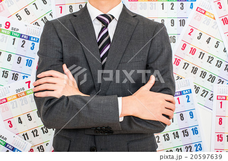 カレンダーとビジネスマン 20597639