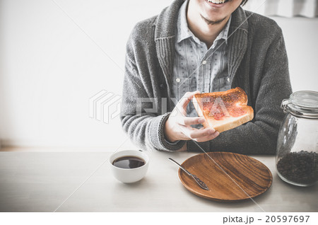 朝食,リラックス,日本人男性 20597697