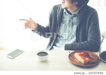 朝食,リラックス,日本人男性 20597698