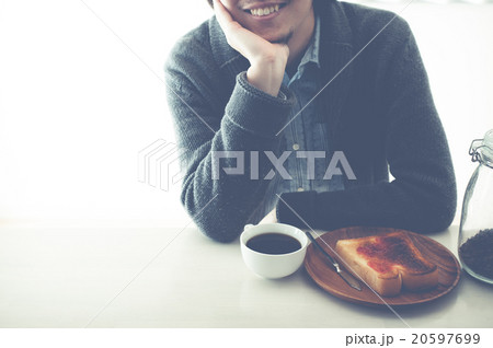 朝食,リラックス,日本人男性 朝食,リラックス,日本人男性 20597699