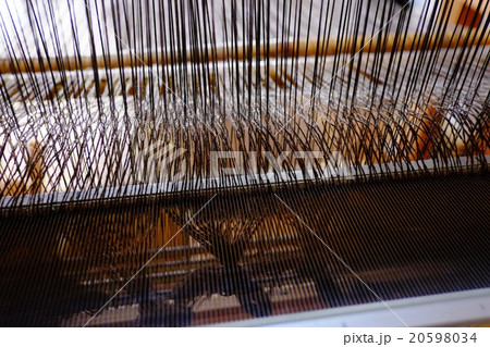 機織り作業の筬通し 20598034