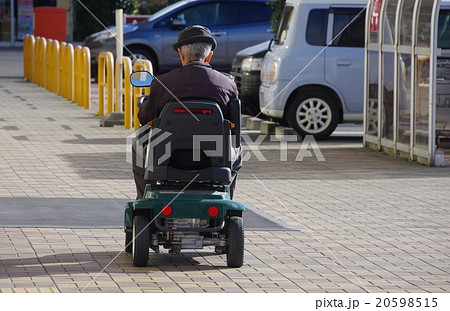 シニアカーで外出 高齢者のシニアーカー シニアカーで外出 高齢者のシニアーカー 20598515