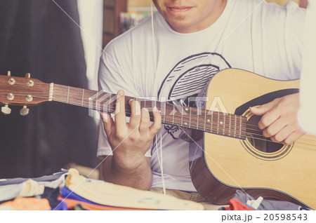 ギターを弾く男性 20598543