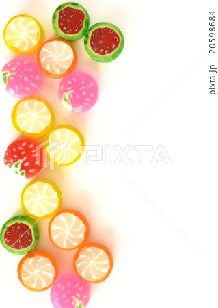 カラフルなフルーツキャンディー  白バック 20598684