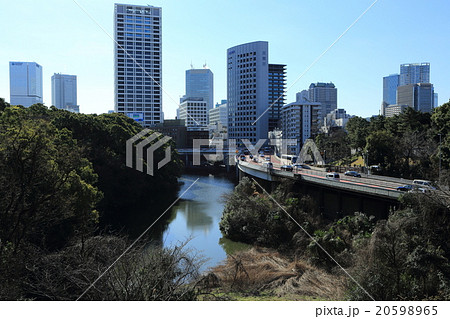 外堀とオフィスビル群 20598965