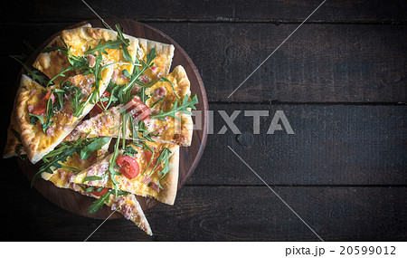 Sliced vegetarian pizza 20599012