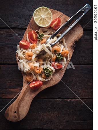 Pasta tagliatelle and schrimps 20599102