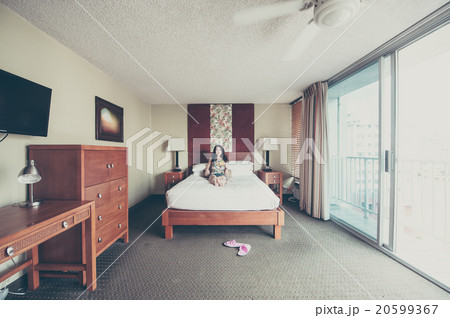 ベッドの上に座っている女性 20599367