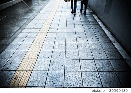 歩道を歩く人の影,後ろ姿 歩道を歩く人の影,後ろ姿 20599480