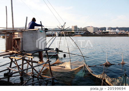 白魚漁で四つ手網を引き揚げる男性 白魚漁で四つ手網を引き揚げる男性 20599694