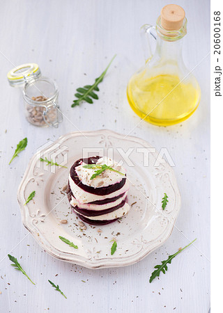 Beetroot and mozzarella salad with arugula Beetroot and mozzarella salad with arugula 20600168