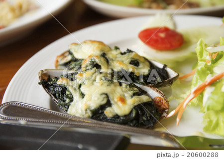 Baked mussels and cheese Baked mussels and cheese 20600288