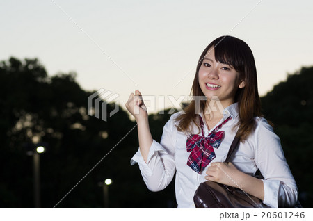 夕方一人で下校する女子学生 下校 生徒 女子高校生 夕方一人で下校する女子学生 下校 生徒 女子高校生 20601246
