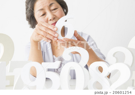数を選ぶシニア女性 数を選ぶシニア女性 20601254