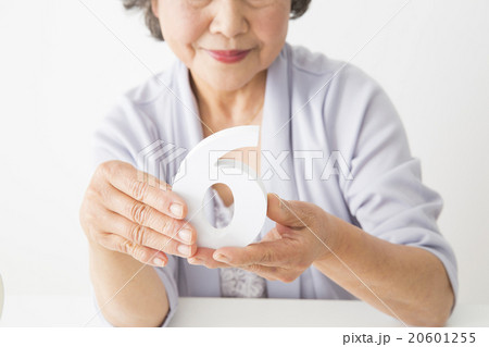 数を選ぶシニア女性 数を選ぶシニア女性 20601255