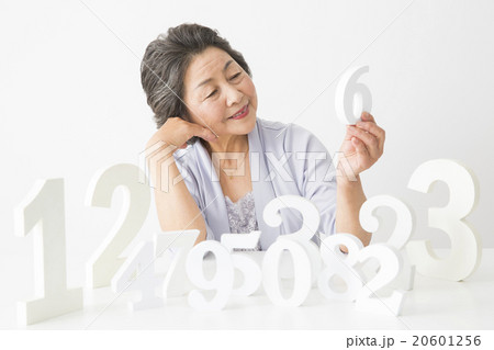 数を選ぶシニア女性 20601256
