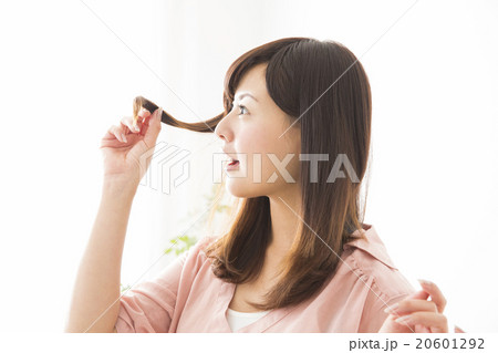 ビューティーイメージ ヘアケアをする若い女性 ビューティーイメージ ヘアケアをする若い女性 20601292