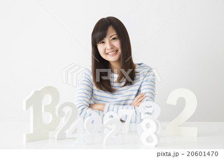 数を選ぶ若い女性 数を選ぶ若い女性 20601470