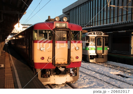 岩見沢駅にて、夕陽の中の711系電車S-114編成 20602017