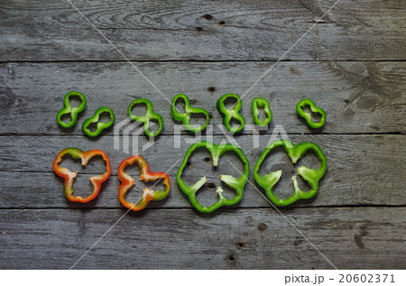 Photo of sliced peppers over wooden table Photo of sliced peppers over wooden table 20602371
