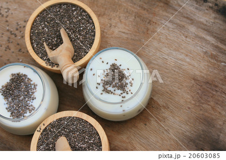 chia seed and yogurt smoothies 20603085