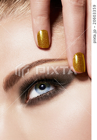 外人モデル ビューティー 化粧イメージ 金色のネイルの写真素材