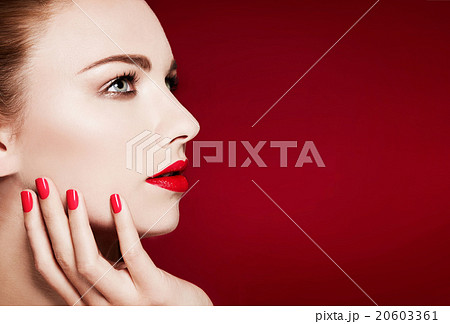 外国人女性モデル 美容イメージ 赤いマニキュアと唇の写真素材