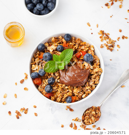 Fresh granola with chocolate hazelnut spread 20604571