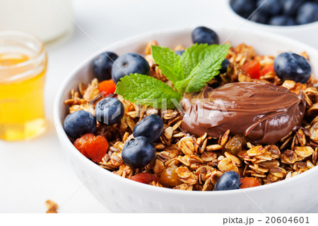Fresh granola with chocolate hazelnut spread 20604601