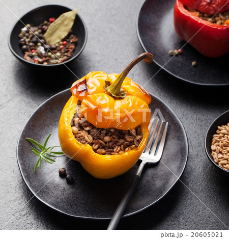 Baked stuffed bell peppers, spelt wheat, rice Baked stuffed bell peppers, spelt wheat, rice 20605021