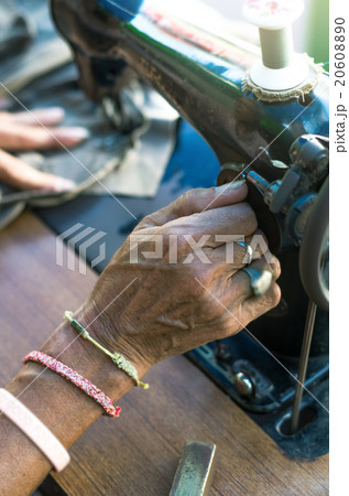 The vintage sewing machine on old man designer blur background, 20608890