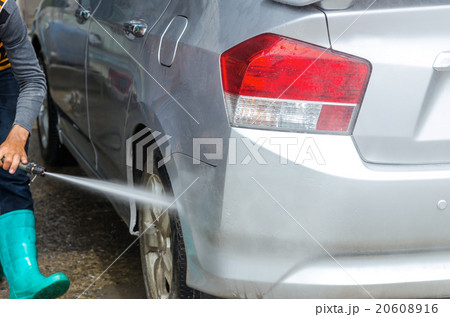 Van Car wash by high pressure cleaners, focus on the car Van Car wash by high pressure cleaners, focus on the car 20608916