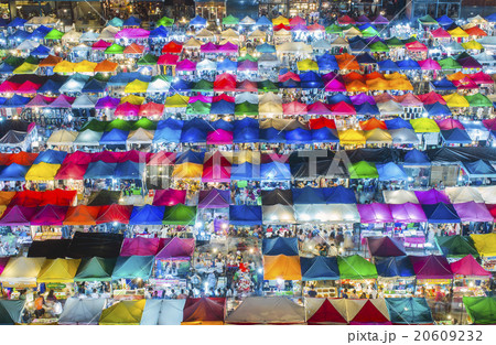 BANGKOK - JUNE 26, 2015: Top view of Night market with many stor BANGKOK - JUNE 26, 2015: Top view of Night market with many stor 20609232