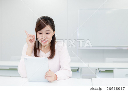タブレットを見ながらひらめく女性 タブレットを見ながらひらめく女性 20618017