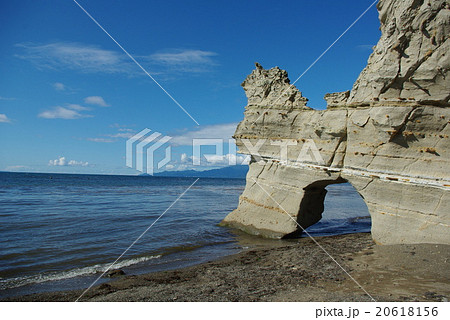 北海道　乙部町　館浦　くぐり岩 20618156