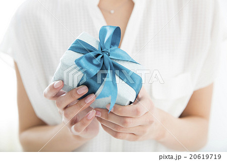 プレゼントを差し出す若い女性の写真素材 20619719 Pixta