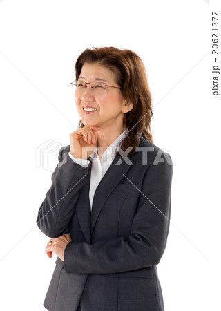 笑うビジネスウーマン、シニア女性、眼鏡の女性、上半身 20621372