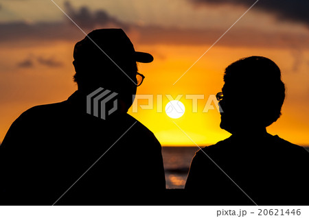 夕日を見つめるシニアのカップル 20621446