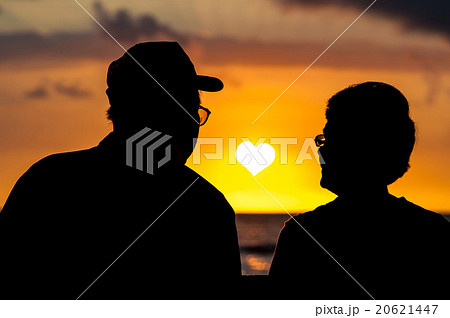 夕日を見つめるシニアのカップル 20621447