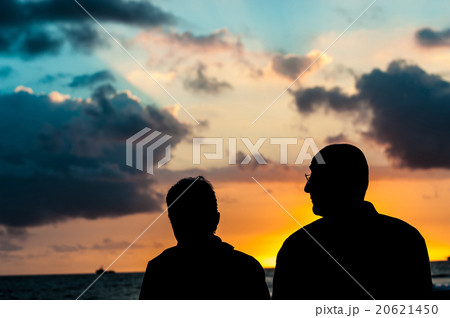 夕日を見つめるシニアのカップル 20621450