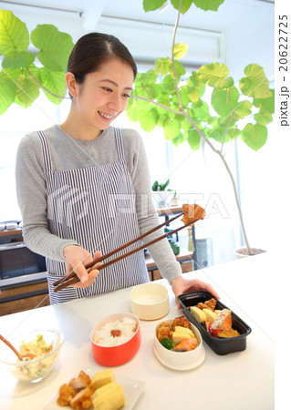キッチンでのお弁当作り 20622725