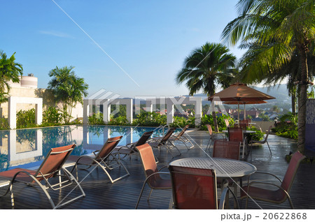 マレーシア クアラルンプールのホテルのリゾート風プールの朝の写真素材