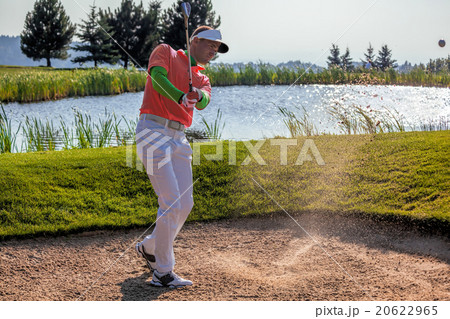 Man playing golf 20622965
