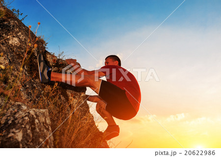 Young man climbing on a wall 20622986