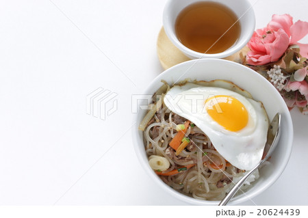 韓国料理のチャプチェと目玉焼き丼の写真素材
