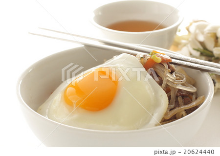 韓国料理のチャプチェと目玉焼き丼の写真素材