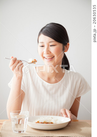 カレーを食べる女性 笑顔 カレーを食べる女性 笑顔 20630535
